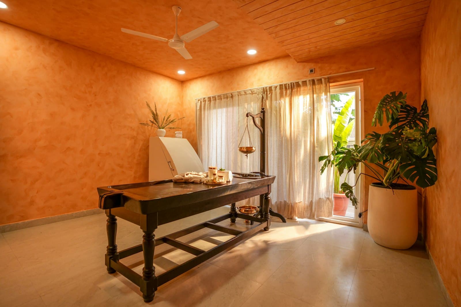 Phòng massage với giường gỗ (ảnh minh hoạ)
